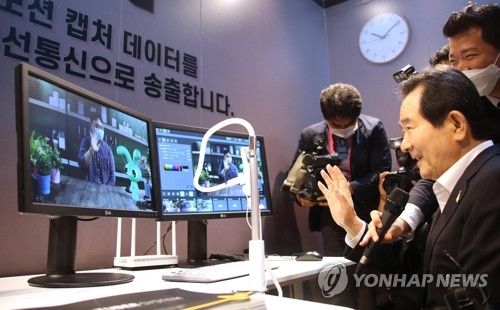 정총리, VR 기기 쓰고 규제혁신 대화…"VR·AR, 핵심산업 육성"