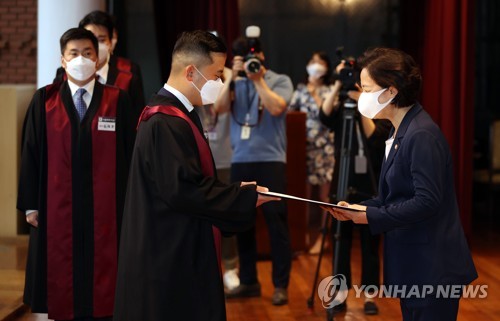 추미애 "검사는 인권옹호 보루"…윤석열 "권력형 비리 맞서야"