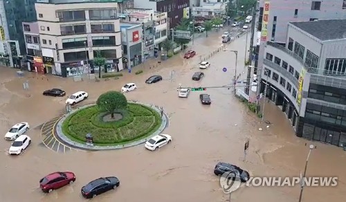 아산서 폭우 속 산사태 휩쓸리고 맨홀 빠져 3명 실종(종합)