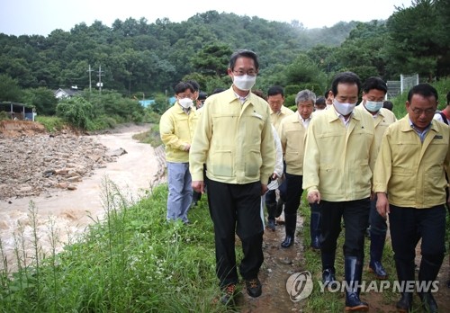 정총리 "비 오는 동안 불필요한 외출 자제·피해 최소화 당부"(종합)