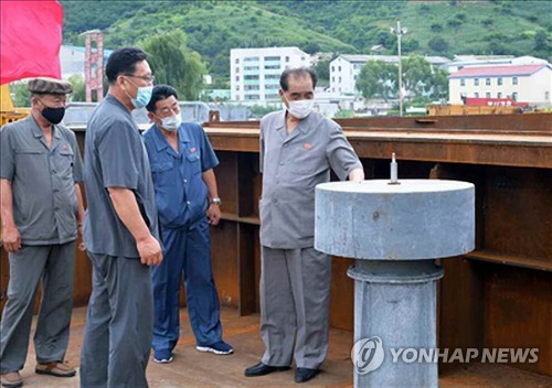 북한 박봉주, 코로나19 방역 위해 물류기지 남포항 점검