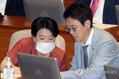 윤희숙 "집값 일부러 떨어뜨리는 나라가 어딨나"