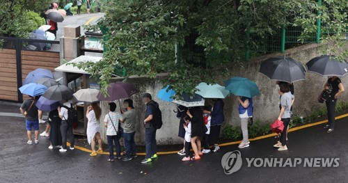 외교 소식통 "중국 비자 완화 맞춰 전세기 증편 추진"