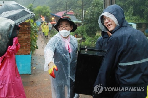 수해현장으로 달려간 통합당…삽 들고 구슬땀