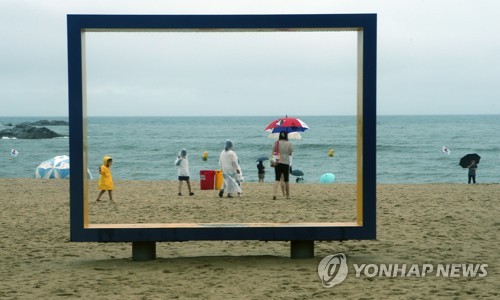 '비만 주룩주룩' 해 뜬 날 없는 동해안…상인들 "장사 끝" 한숨