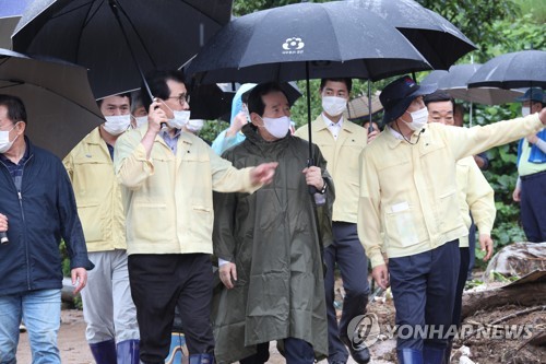 정총리, 충주 호우피해 현장 점검…"항구적 복구에 최선"