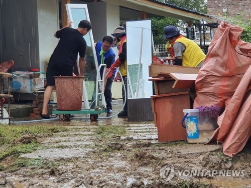 어선 뒤집히고 캠핑장엔 파도 덮쳐…수마 할퀸 충남 강풍에 휘청(종합)