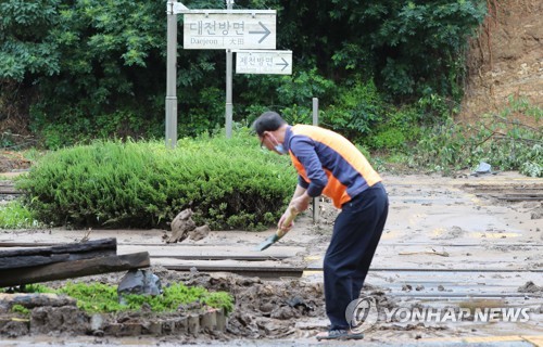 "선로가 공중에"…수마 할퀸 충주 삼탄역 복구 '비지땀'