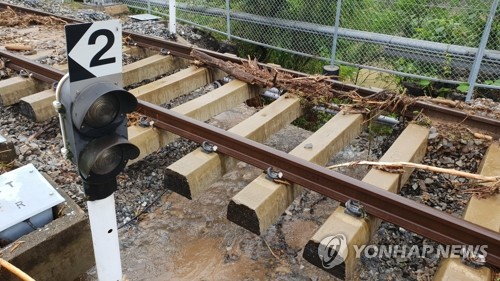 "선로가 공중에"…수마 할퀸 충주 삼탄역 복구 '비지땀'