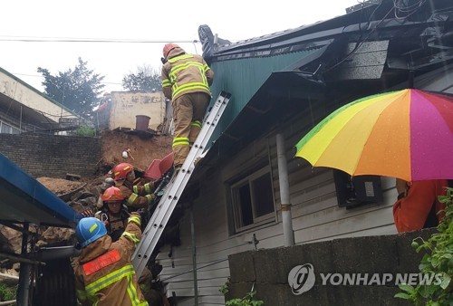 폭우 고립 주민에 드론으로 심장약 전달…달리던 차에 낙석 '쿵'