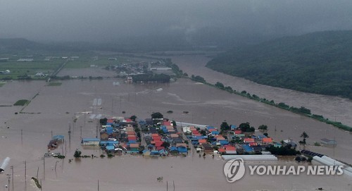 "수마 상처 딛고 일어서" 모처럼 갠 하늘 강원 수해복구 구슬땀