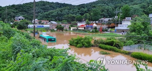 파주서 운행 중이던 시내버스 불어난 물에 잠겨…5명 구조