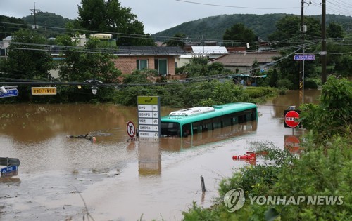 비 피해 '엎친 데 덮쳐'…사망 16명으로 늘고 접경지 2000명 대피