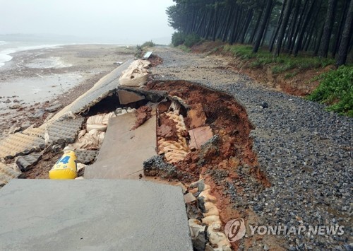 어선 뒤집히고 캠핑장엔 파도 덮쳐…수마 할퀸 충남 강풍에 휘청(종합)