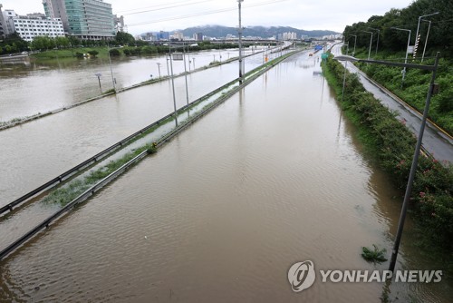 장마에 꽉 막힌 서울 도로…비에 젖고 마스크 쓰고 출근전쟁