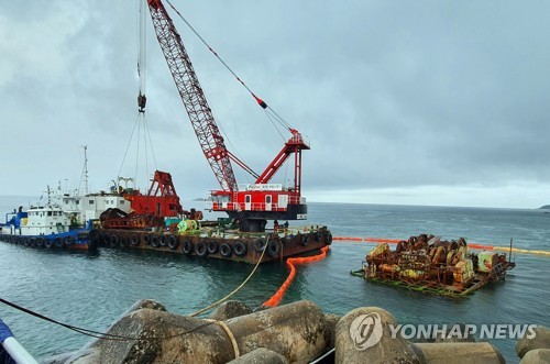 양양 기사문항 방파제에 걸린 준설선 인양작업 '박차'