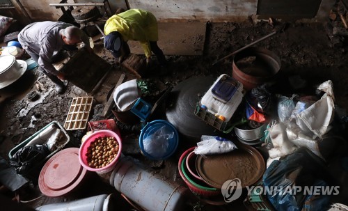 "수마 상처 딛고 일어서" 모처럼 갠 하늘 강원 수해복구 구슬땀