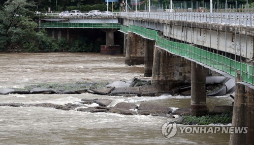 "와이어 걸린 경찰정 구조하려다"…의암댐서 선박 전복 7명 실종(종합)