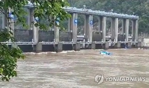 선박 전복사고 목격자 "수초섬 결박 포기하고 철수하다 침몰"