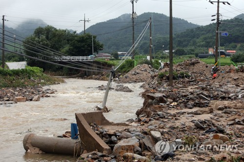 [르포] "물 먹은 가재도구 녹슬고 썩는데…야속한 비 언제까지"