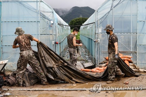 [카메라뉴스] 6군단 특공연대 연천 수해지역 복구 지원
