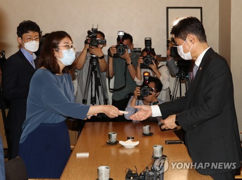 전공의 집단 휴진 하루 앞두고…정부, 전공의 대표들과 간담회