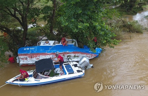 '의암댐 사고' 경찰정 옆으로 누운 채 발견…실종자는 찾지 못해(종합)