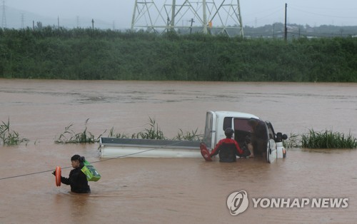 전북에 200㎜ 넘는 장대비…도로·주택 침수에 토사 유실(종합)