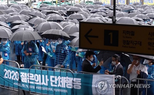 집단휴진 의사들 '검은 우산 집회'…대전충남 병원 "공백 없다"(종합)