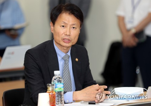 김강립 차관 "어떤 경우에도 국민 건강·생명 위협 없어야"