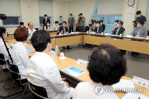 김강립 차관 "어떤 경우에도 국민 건강·생명 위협 없어야"