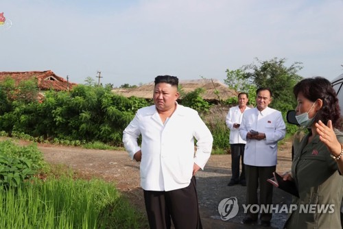 김정은, 이틀간 황북 수해현장 방문…전략식량·물자 풀어