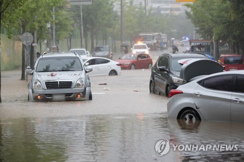 '차량이 둥둥'…폭우로 물바다 된 도로서 차주들 '망연자실'