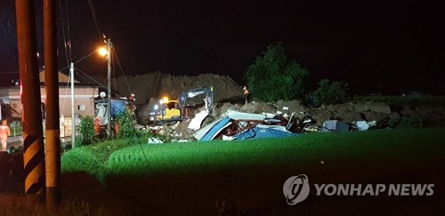 '우르릉쾅' 산 넘어온 토사 더미에 새내기 귀촌이장 부부도 참사