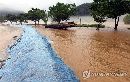 '400㎜ 폭우'에 무너지고 잠기고…경남 호우 피해 잇따라(종합)