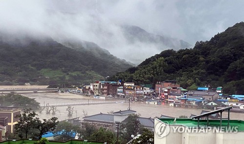 '400㎜ 폭우'에 무너지고 잠기고…경남 호우 피해 잇따라(종합)