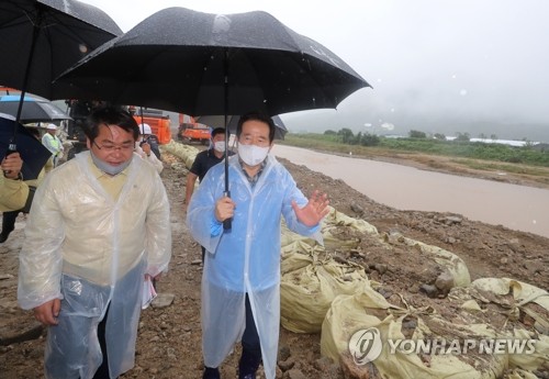 정총리, 아산 찾아 호우피해 점검…"최대한 빨리 피해 복구"