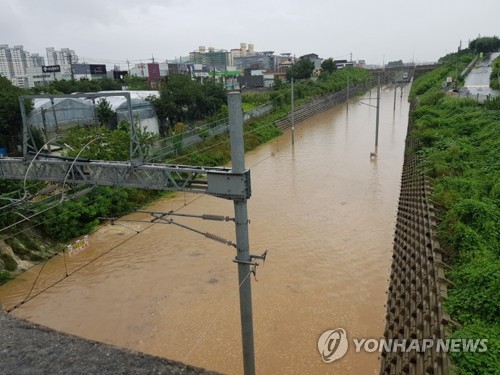 광주·전남 폭우에 막힌 철도·항공·선박 정상화