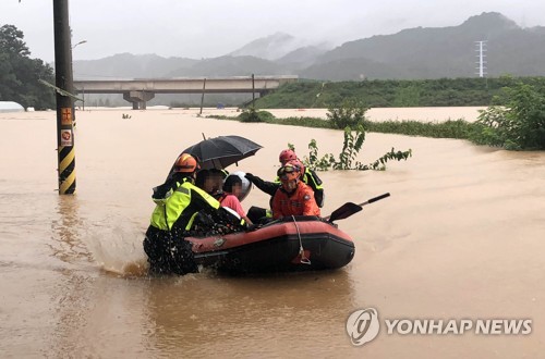 수마 할퀸 전국 곳곳 처참한 참상…태풍 '장미'까지 덮친다(종합)