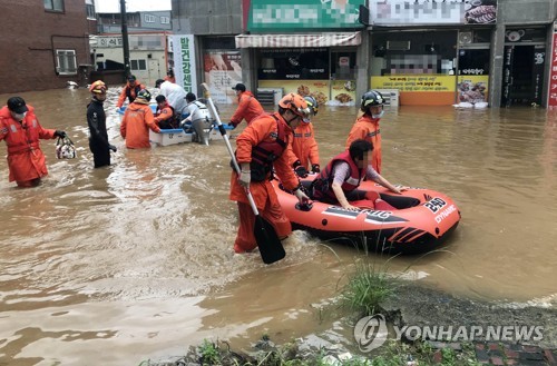 "60평생 이런 일은 처음"…호수로 변한 시가지서 보트로 탈출