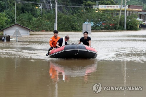 섬으로 변한 요양원 보트 탈출 행렬, 소떼는 잠긴 들녘서 허우적