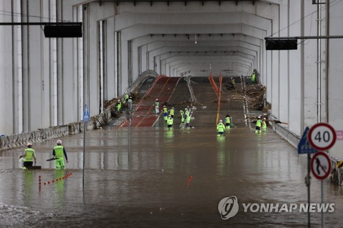 잠수교 11일째 통제…39년만에 '최장 잠수기록' 경신