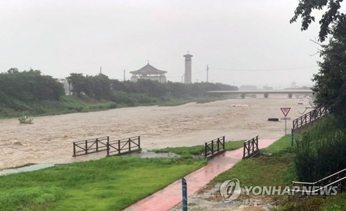 금산 대피주민 400여명 뜬눈으로 밤새…일부 지역 수돗물 끊겨(종합)