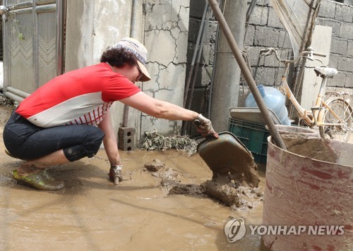 수마 할퀸 전국 곳곳 처참한 참상…태풍 '장미'까지 덮친다(종합)