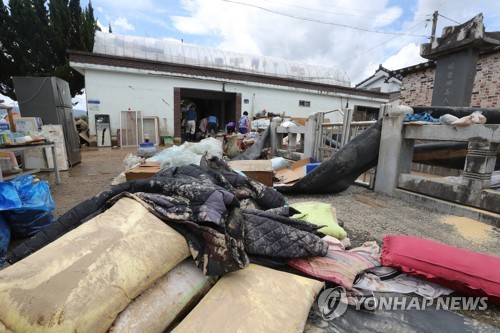 [르포] 진흙투성이 집에 '망연자실'…"솥단지가 어찌 지붕에"(종합)