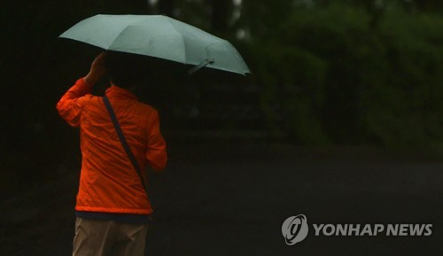 제주 태풍 '바비' 영향으로 비…예상 강수량 120㎜↑