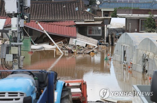 [르포] 진흙투성이 집에 '망연자실'…"솥단지가 어찌 지붕에"(종합)