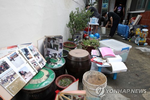 "순식간에 물 차올라 가족앨범까지" 광주 신안교 주민들 '한숨'