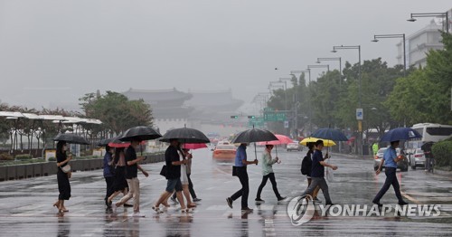 중부지방, 돌풍 동반 집중호우…남부지방, 최고 35도 폭염 예보