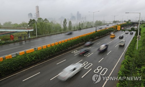 출근길 서울 전철·버스 북새통…도로 소통은 원활